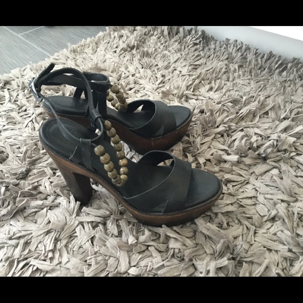 UGG Naima leather & wood beaded black sandals 9.5